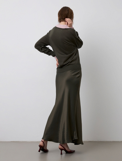 U yubkasi ostida külotsiz raqsga tushadi. U yubkasi ostida külotsiz raqsga tushadi.