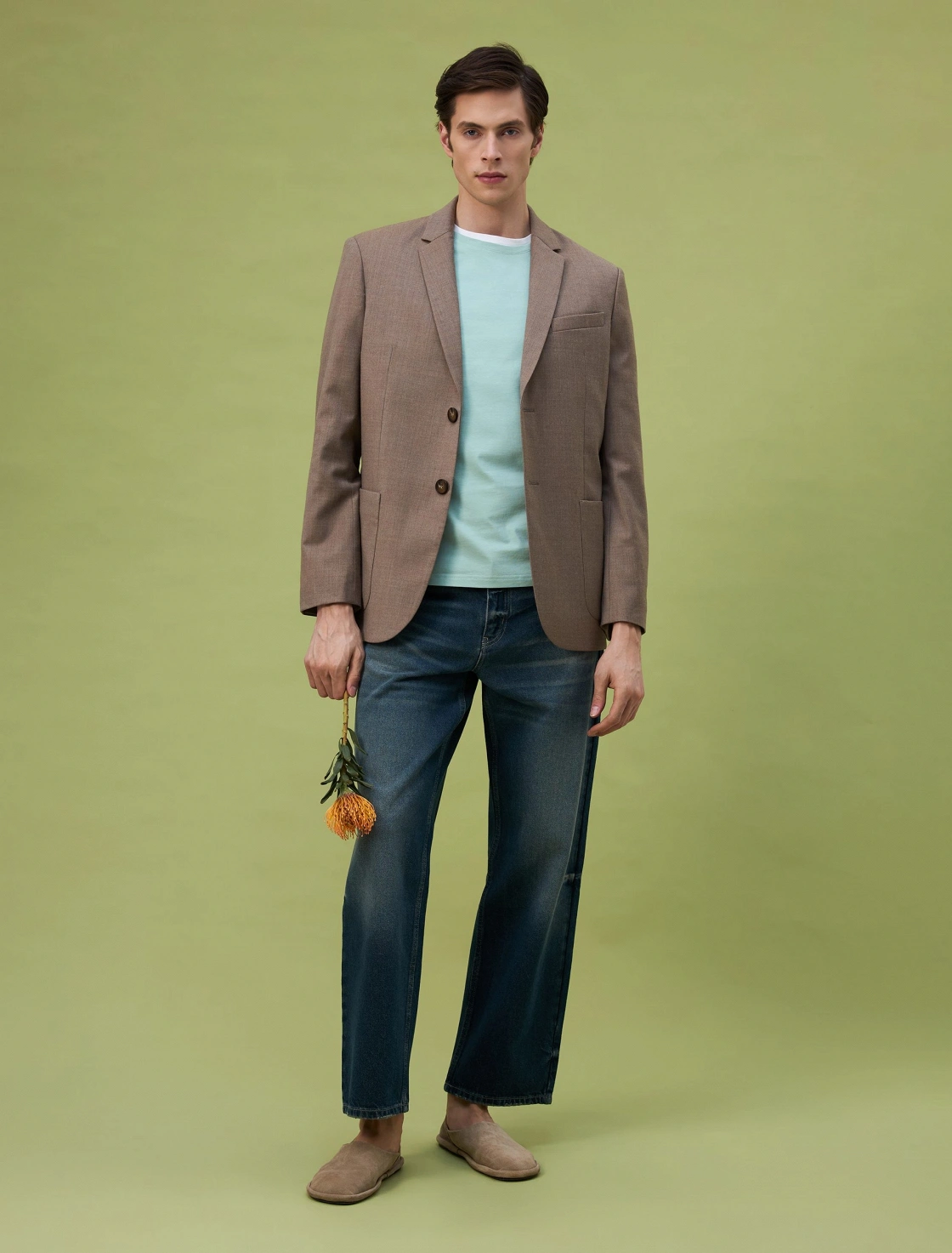 Бала анусқа заттарды енгізеді